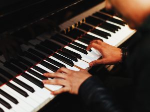 Spela piano