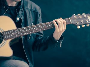 Spela gitarr